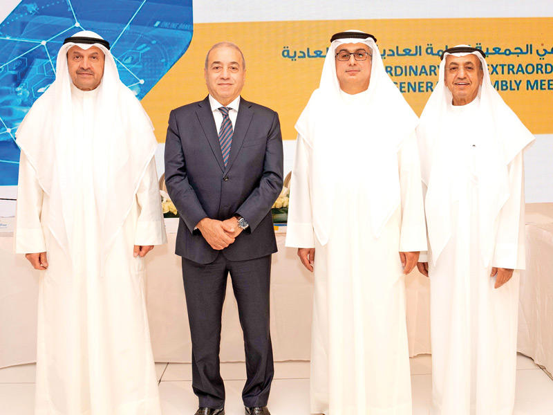 من اليمين: فوزي الثنيان وطلال بهبهاني وجورج ريتشاني وعبدالله السميط خلال العمومية