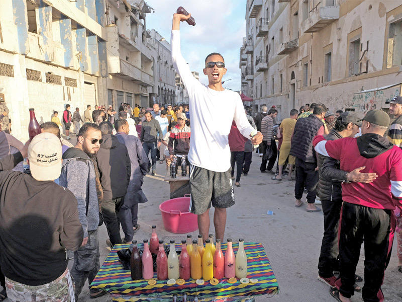 شاب ليبي يبيع العصائر في بنغازي (رويترز)