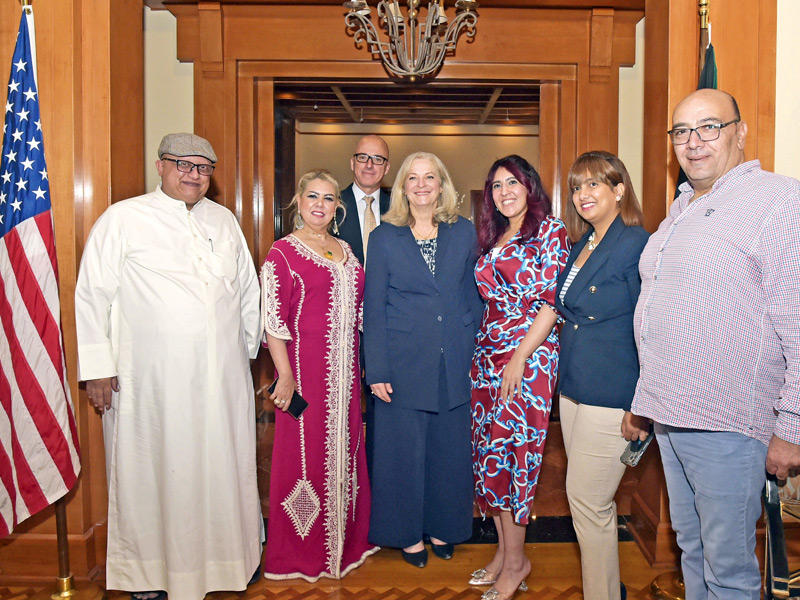 رومانوسكي تتوسط عدداً من الإعلاميين