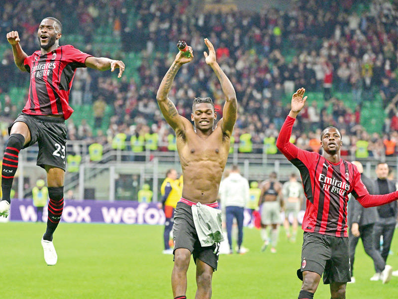 فرحة لاعبي ميلان بعد انتهاء المباراة