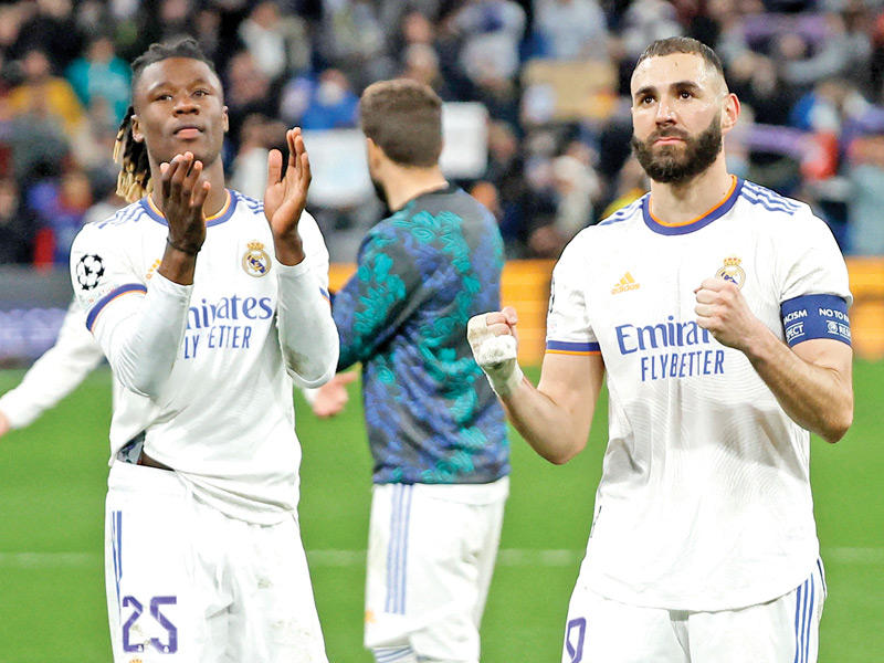 بنزيمة نجم ريال مدريد إلى جانب كامافينغا