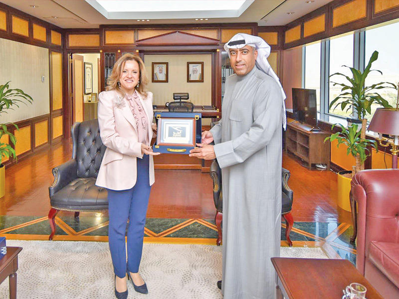 ل الرئيس التنفيذي للشركة المهندس معن رزوقي مستقبلاً السفيرة كلير لو فليشر