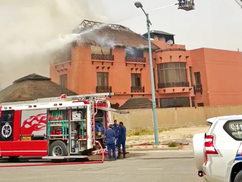 فرق الإطفاء تكافح حريق الشاليه