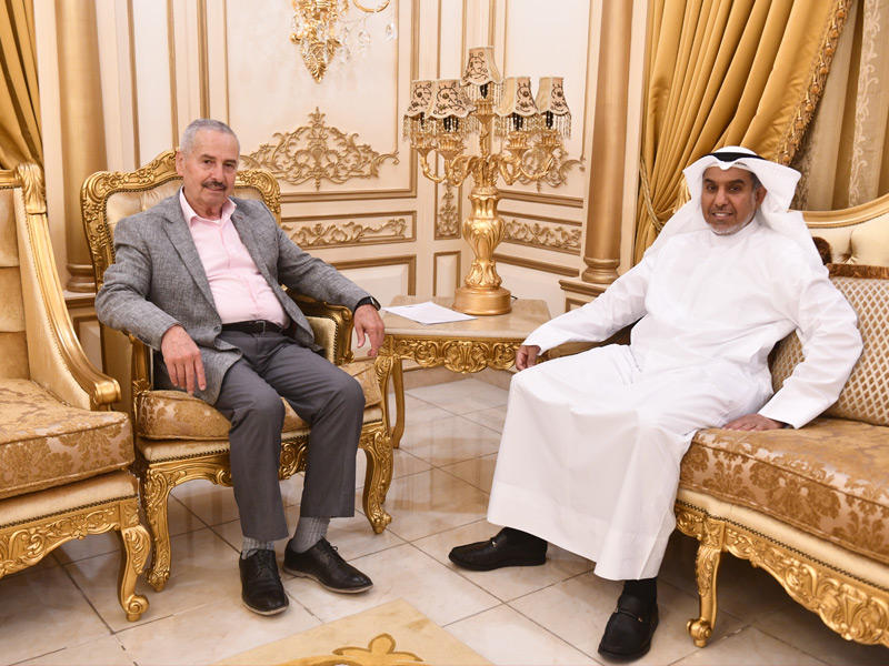 وزير الدولة لشؤون البلدية الأسبق فهد الشعلة  والزميل الصحافي حمزة العليان