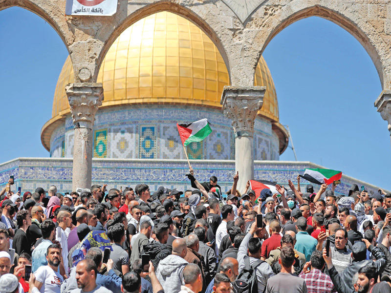 فلسطينيون يتجمعون في باحة المسجد الأقصى قبل أداء صلاة الجمعة أمس الأول (أ ف ب)