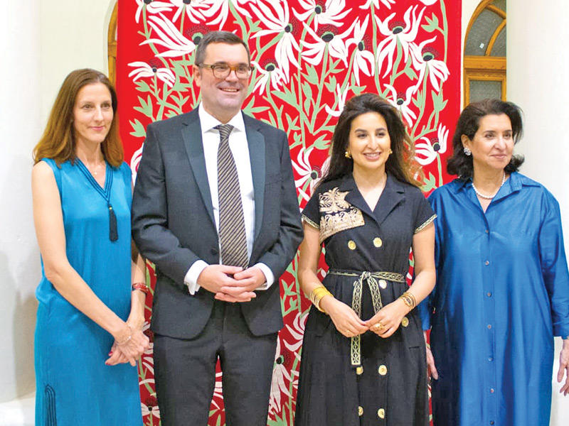 الشيخة ألطاف والشيخة بيبي والسفير الأسترالي