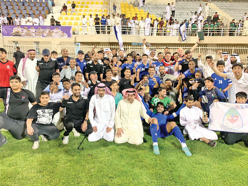 لاعبو الجهراء والجهازان الإداري والفني يحتفلون