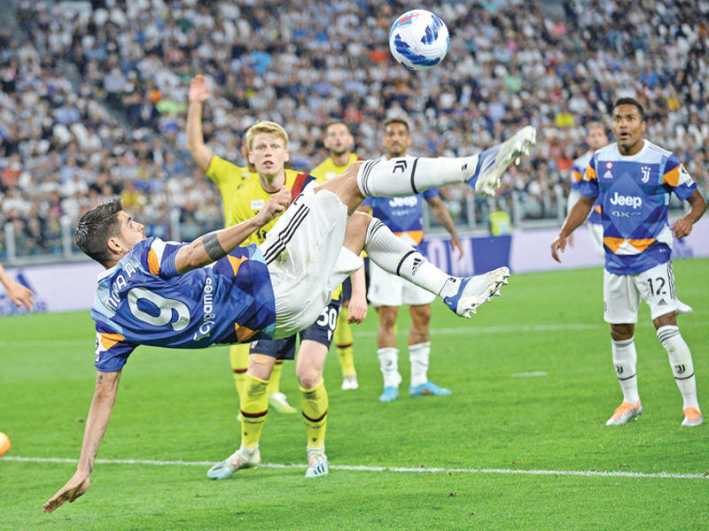 موراتا نجم يوفنتوس في محاولة أمام مرمى بولونيا