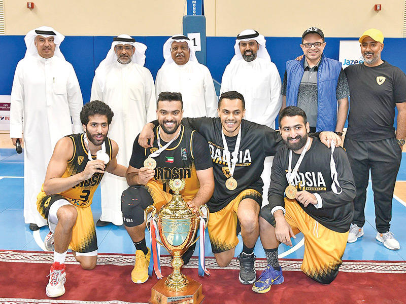 لاعبو القادسية مع كأس بطولة الثلاثيات