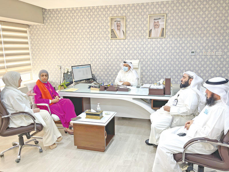 وزير الصحة، رئيس المجلس الأعلى لشؤون ذوي الإعاقة، د. خالد السعيد مستمعاً إلى قياديي الهيئة خلال زيارته اليوم 