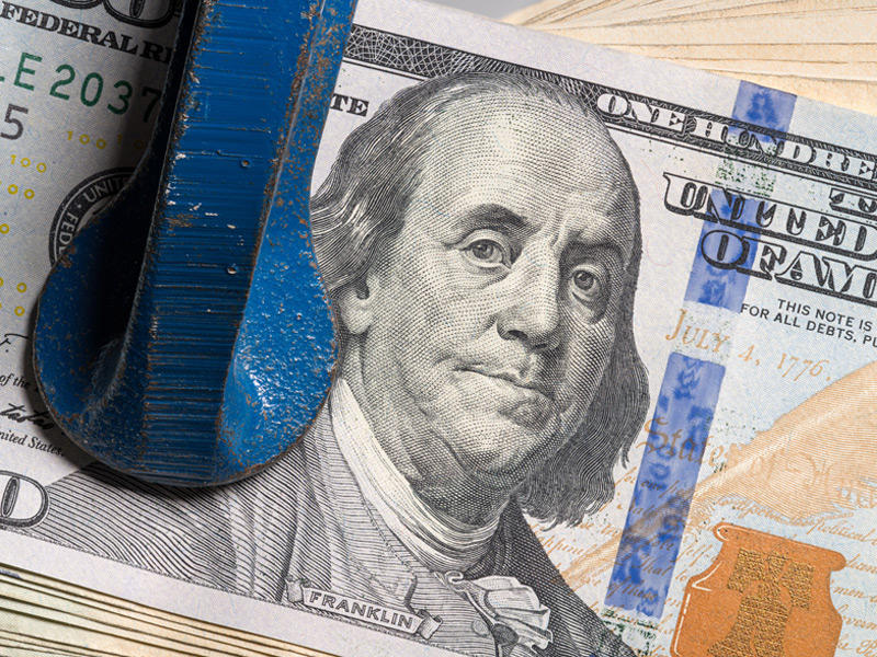 الضغوط التضخمية تعزز ارتفاع الدولار