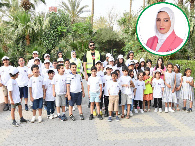 صورة جماعية مع أحمد الكندري من فريق Sofaraa stc وتظهر في الإطار المبادرة في ثقافة الطفل وصاحبة فكرة نادي اسباير التثقيفي للطفل طيبة الرويح