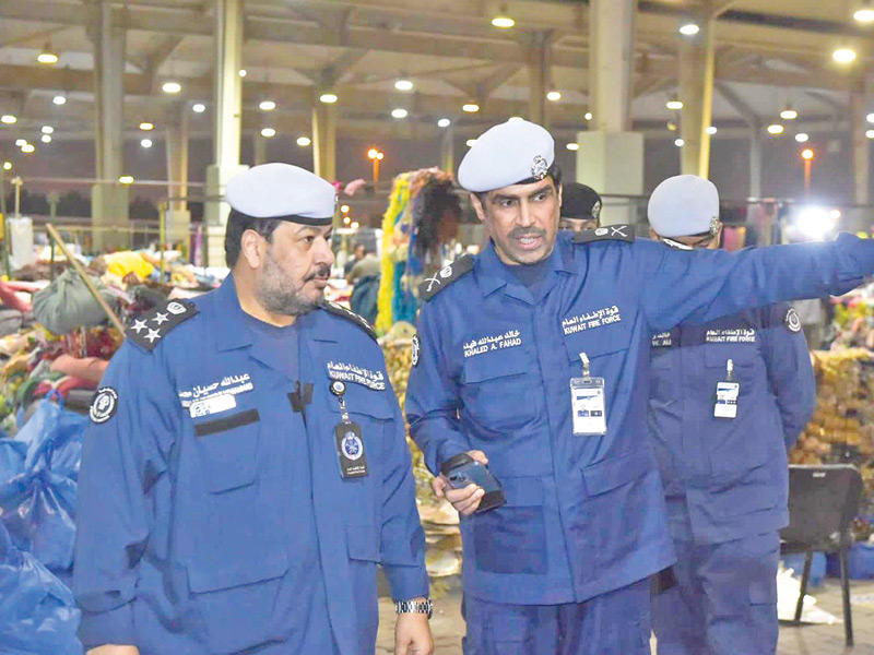 مسؤولو الاطفاء خلال الحملة