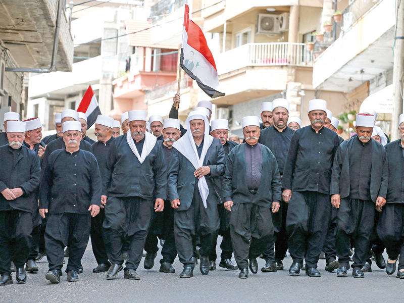 دروز يقيمون في الجولان المحتل يحيون عيد الاستقلال السوري أمس (أ ف ب)