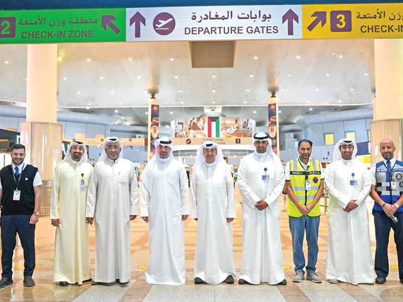  الرئيس التنفيذي للعلاقات والاتصالات بشركة زين الكويت وليد الخشتي، ومدير إدارة العمليات بالإدارة العامة للطيران المدني منصور الهاشمي يتوسطان فريقي زين والطيران المدني