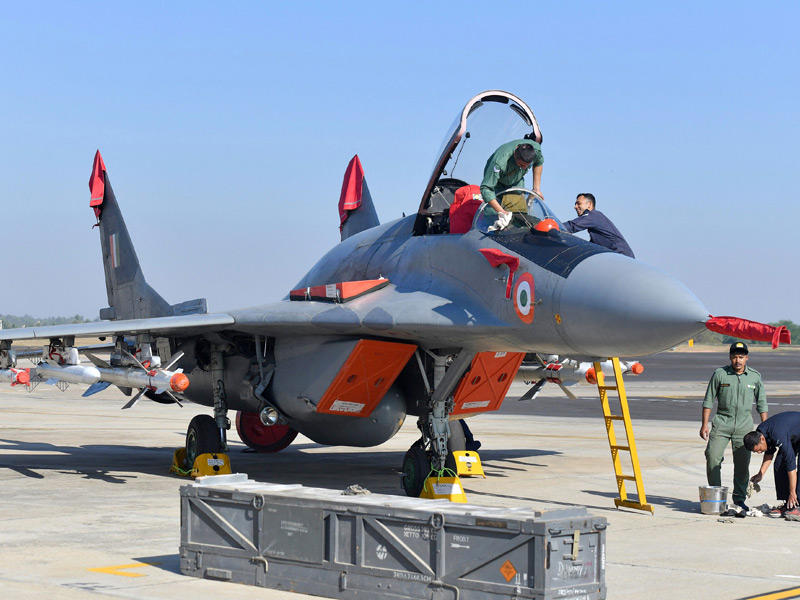 احد طائرات القوات الجوية الهندية روسية الصنع