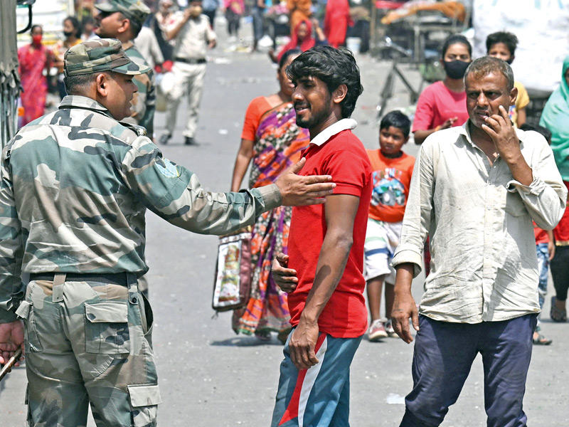 الشرطة الهندية اثناء التحقيق مع احد المارة