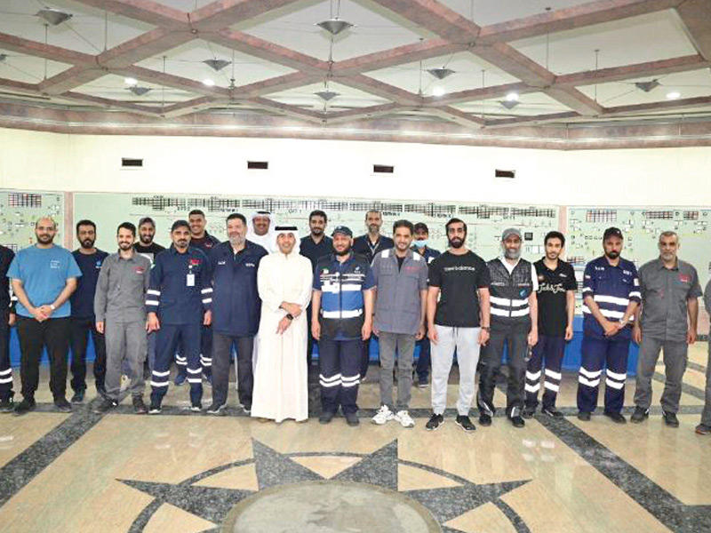 وزير الأشغال العامة وزير الكهرباء والماء والطاقة المتجددة م. علي الموسى متوسطاً العاملين في محطة الصبية