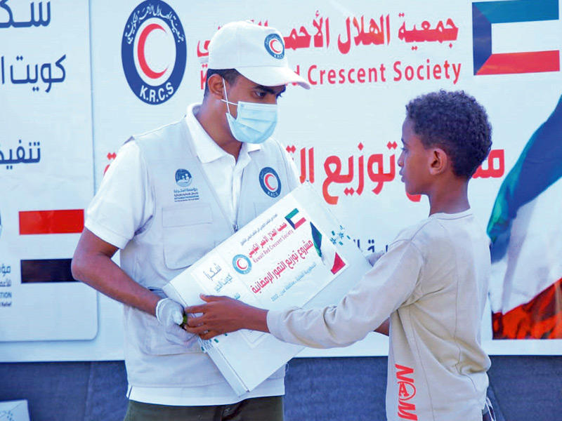 جانب من توزيع التمور في اليمن