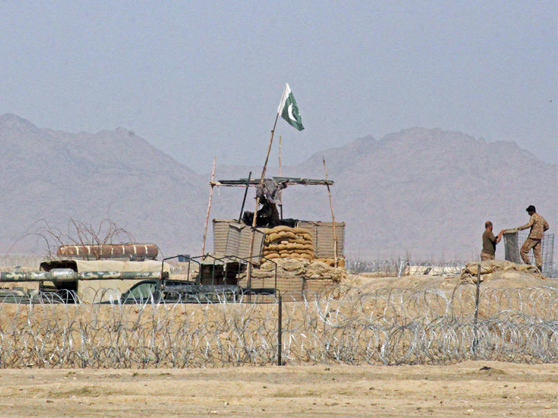 جنود باكستانيون يقفون عند نقطة تفتيش على الحدود الباكستانية الأفغانية في شامان - 26 فبراير 2022 - AFP