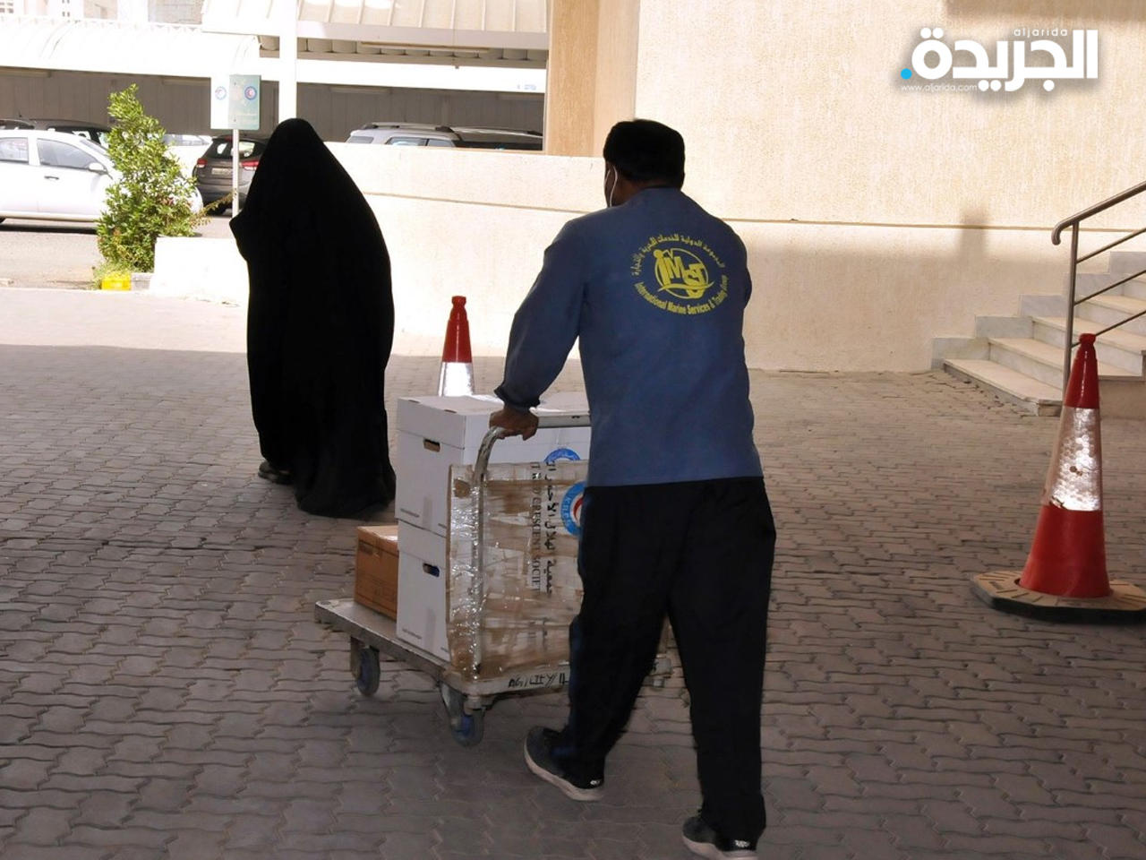 جانب من توزيع المساعدات على الأسر المحتاجة