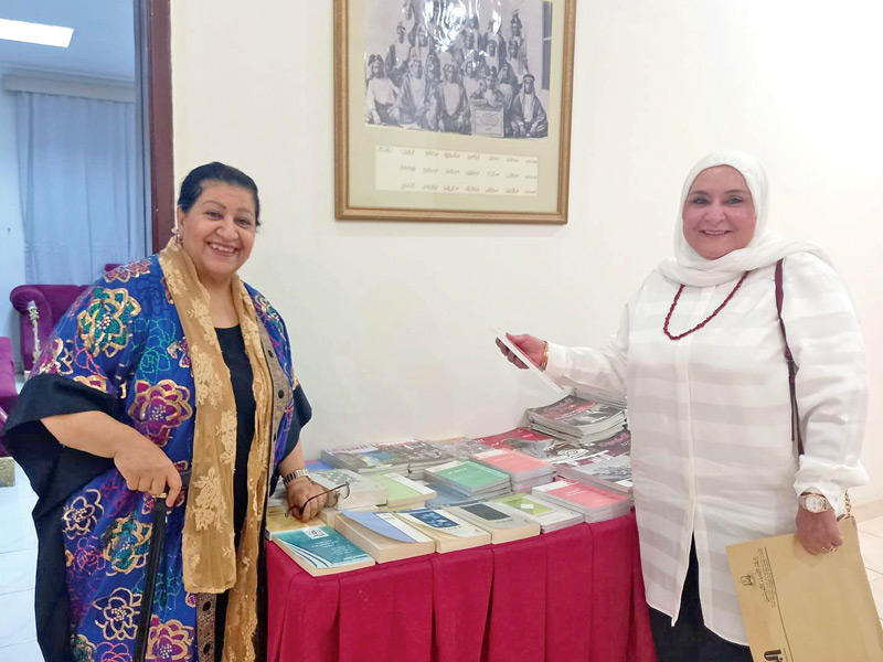 أمينة سر رابطة الأدباء أمل عبدالله وجميلة سيد علي 