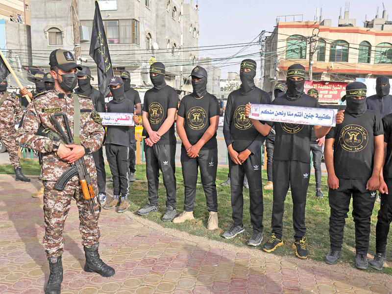 عناصر من حركة الجهاد في تظاهرة بمناسبة يوم الأسير في رفح أمس الأول (أ ف ب)
