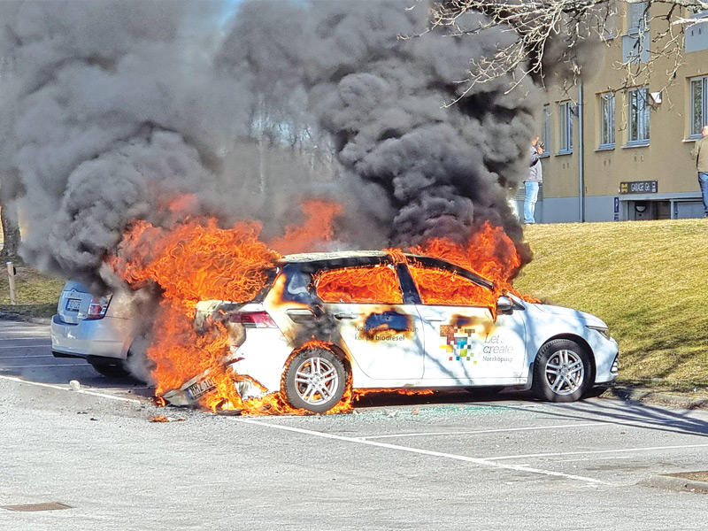 سيارة تلتهمها النيران في مدينة نورشوبينغ (رويترز)