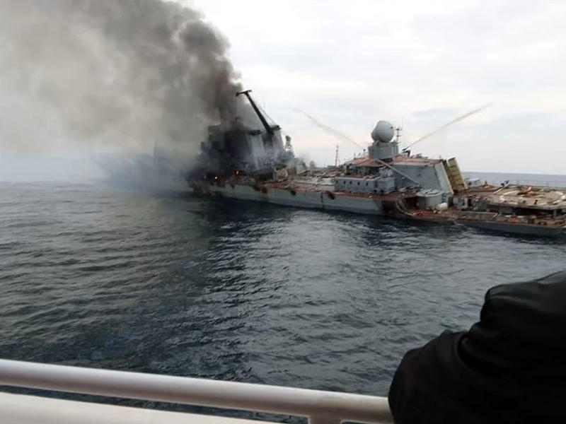 أول صورة للطراد الروسي وهو يغرق (ديلي ميل)