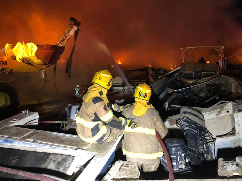 عزل الحريق باستخدام جرافات الإطفاء