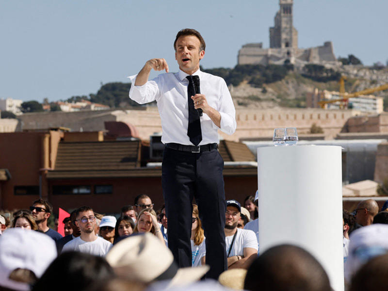 ماكرون خلال زيارة إلى مارسيليا أمس الأول (أ ف ب)