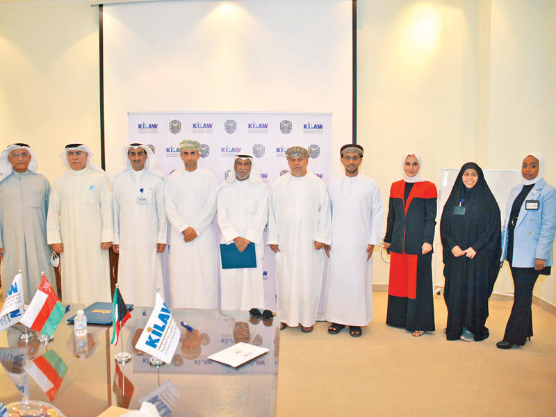 صورة جماعية لحفل التوقيع 