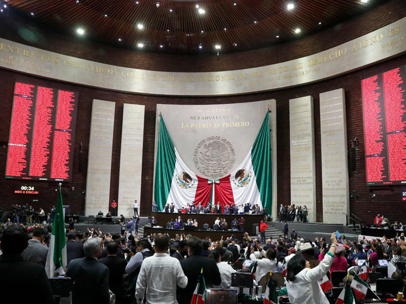 أثناء تأدية اليمين الدستوري في الالبرلمان السريلانكي 