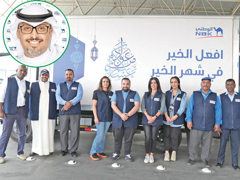 فريق «الوطني» خلال الجولات الميدانية ويظهر في الإطار  مدير أول في إدارة العلاقات العامة في «الوطني» طلال التركي