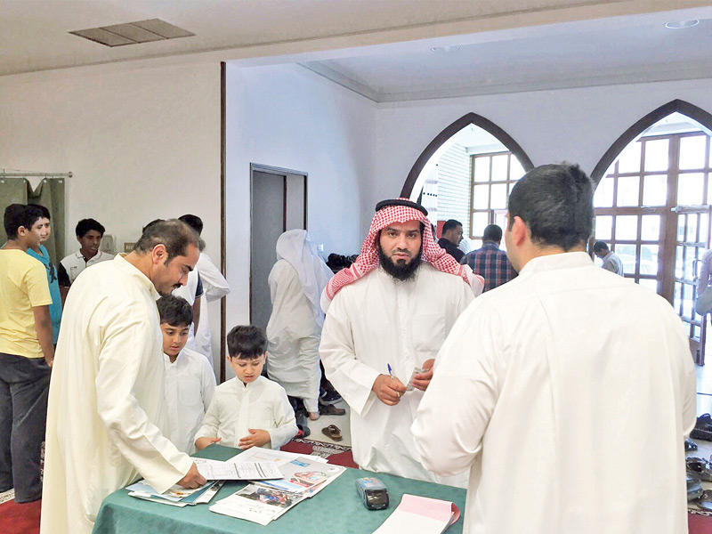 صورة أرشيفية لجانب من التبرعات في أحد المساجد