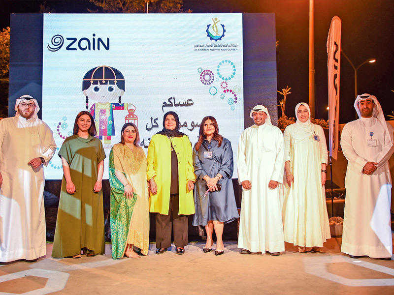عائشة السالم تتوسط فريق «زين» خلال حفل مركز الخرافي