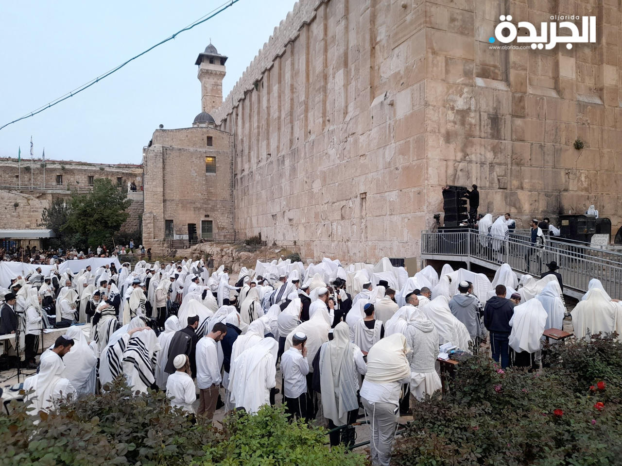 مستوطنون يقتحمون المسجدين الإبراهيمي والأقصى