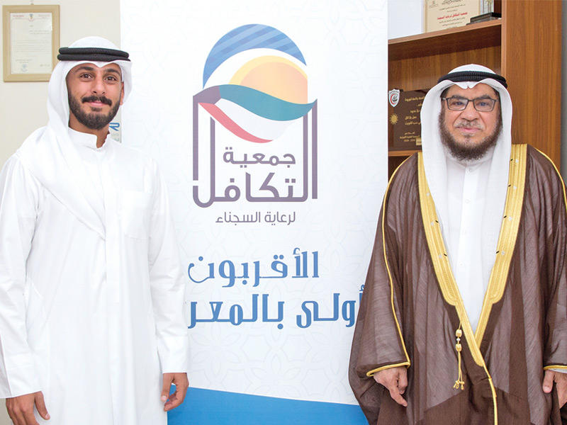 رئيس جمعية التكافل لرعاية السجناء د. مساعد مندني وفهد الشراح من بنك الخليج