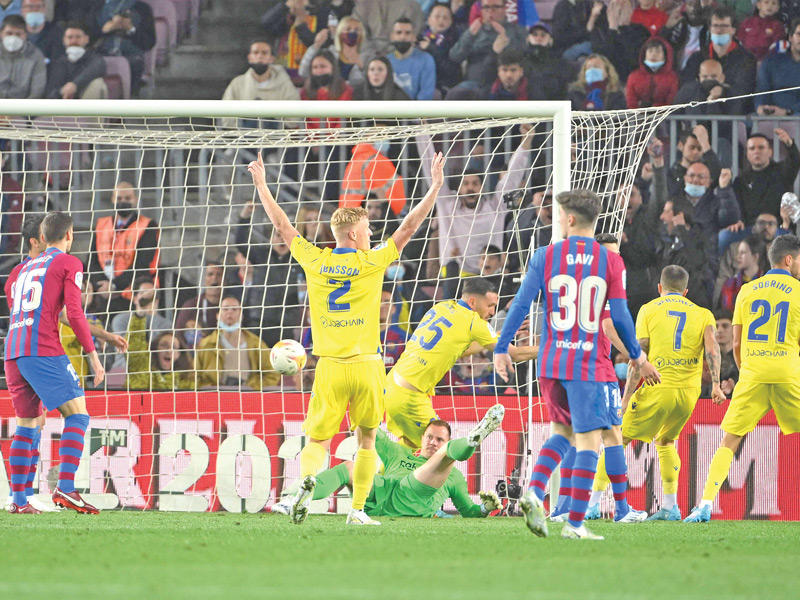 بيريز نجم قادش يحرز هدفه في مرمى برشلونة