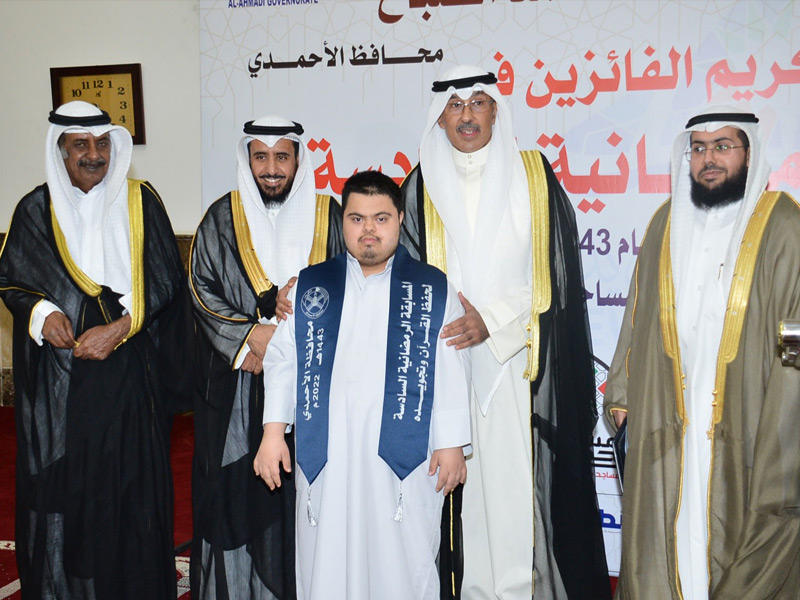 تكريم أحد الفائزين