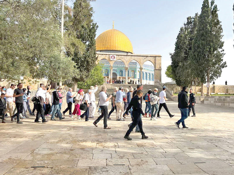 فلسطينيون في باحة الأقصى