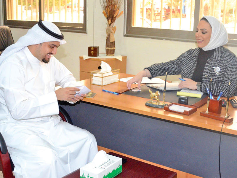 بورسلي خلال تقديم أوراق ترشحه أمس