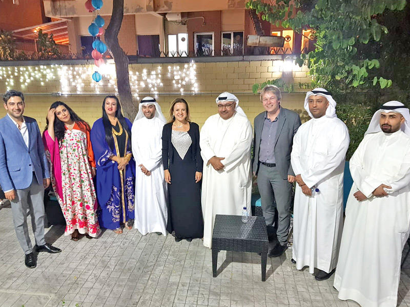 السفيرة الفرنسية متوسطة السلطان وحاجي وأعضاء الجمعية والحضورn