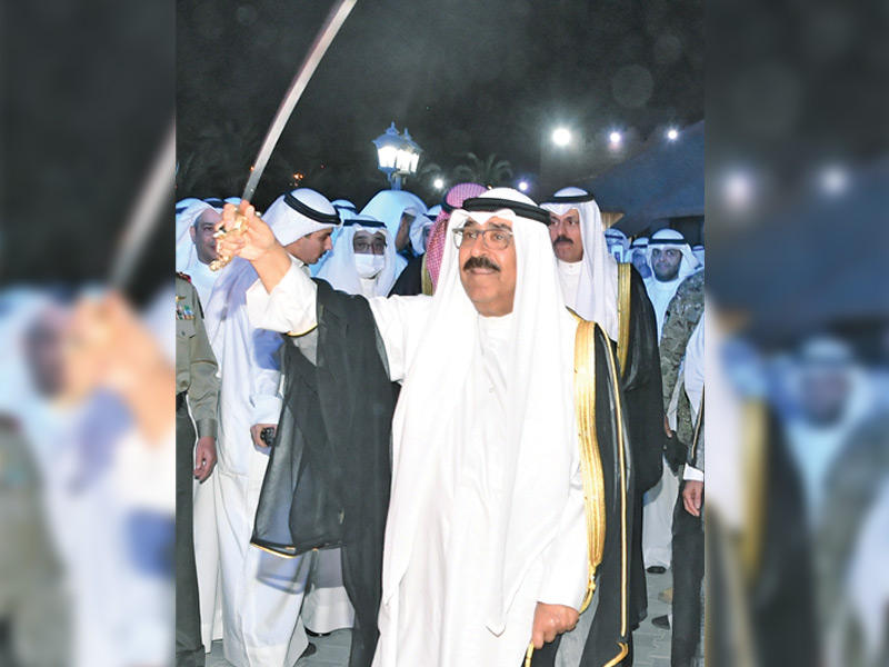 ولي العهد يؤدي العرضة في ديوانية شعراء النبط 