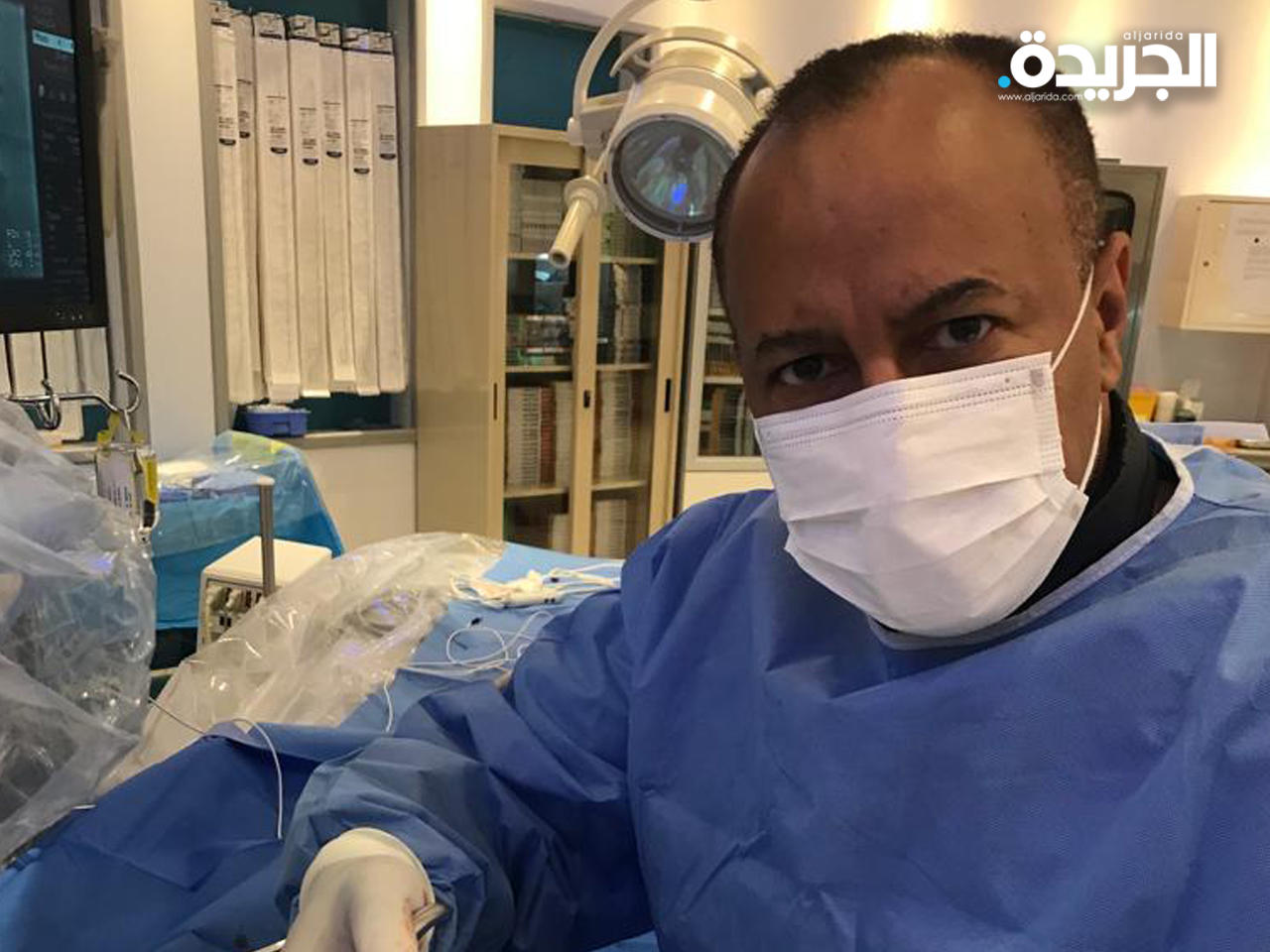 د. طارق سنان خلال استخدام أحد الجهازين