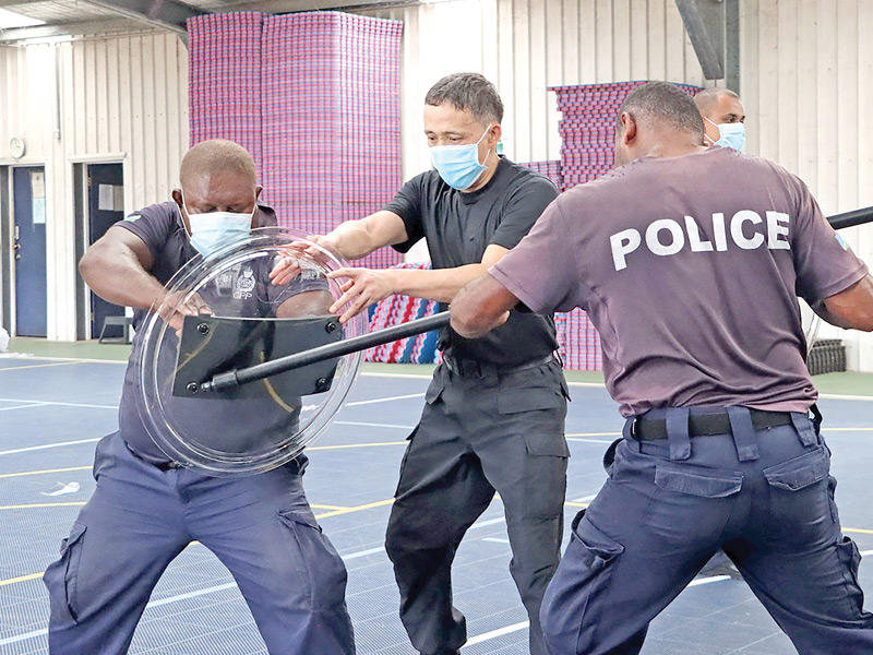 مدرب صيني خلال تمرين للشرطة في جزر سليمان (أ ف ب) 