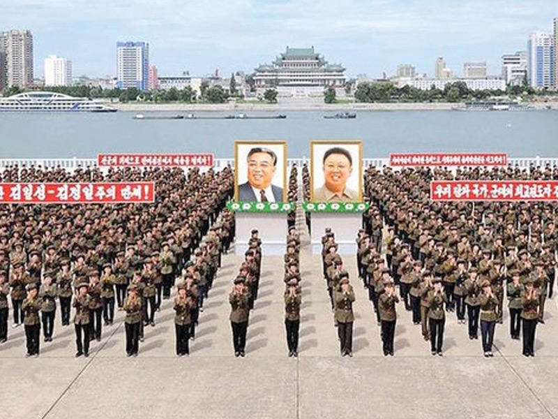 استعراض عسكري كبير لمناسبة الذكرى الـ 90 لتأسيس جيش كوريا الشمالية