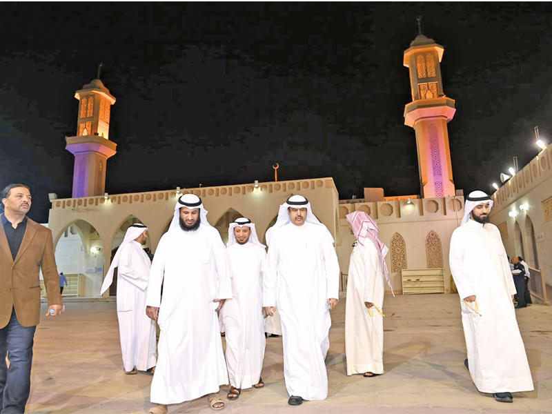 محافظ حولي متفقداً استعدادات أحد المساجد