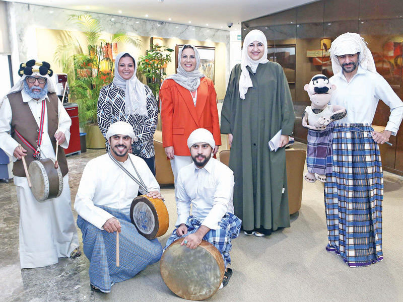  الرئيسة التنفيذية بالبنك، جهاد الحميضي، ونائبتها للخدمات المصرفية المساندة، لمياء الطبطبائي ومساعدة المدير العام للموارد البشرية بالبنك مريم المضف في قرقيعان «المتحد»