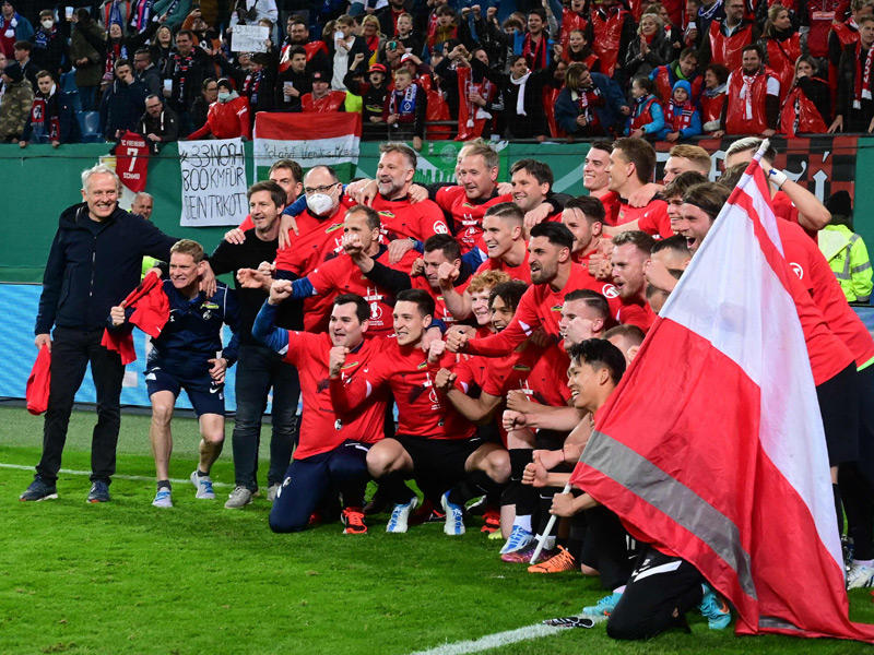لاعبو فرايبورغ يحتفلون ببلوغ نهائي كأس ألمانيا للمرة الأولى 